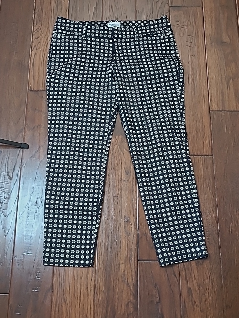 Old Navy Black & White Abstract Floral Pixie Ankle Pants size 10